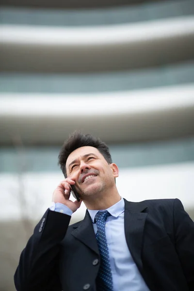 Крупным Планом Портрет Счастливого Бизнесмена Разговаривающего Мобильному Телефону Возле Здания — стоковое фото