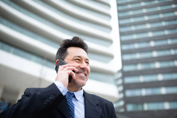 Zbliżenie Portret Uśmiechniętego Biznesmena Stojącego Naprzeciw Budynku Wykonującego Telefon — Zdjęcie stockowe