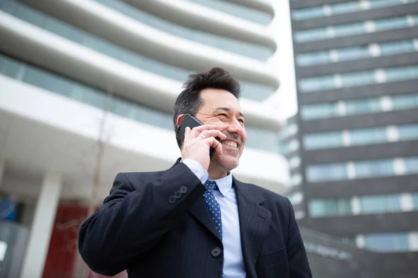 Close Portret Szczęśliwego Dojrzałego Biznesmena Stojącego Przeciwko Budynku Wykonującego Telefon — Zdjęcie stockowe