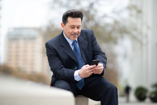 Портрет Взрослого Бизнесмена Сидящего Снаружи Переписывающегося Мобильному Телефону — стоковое фото