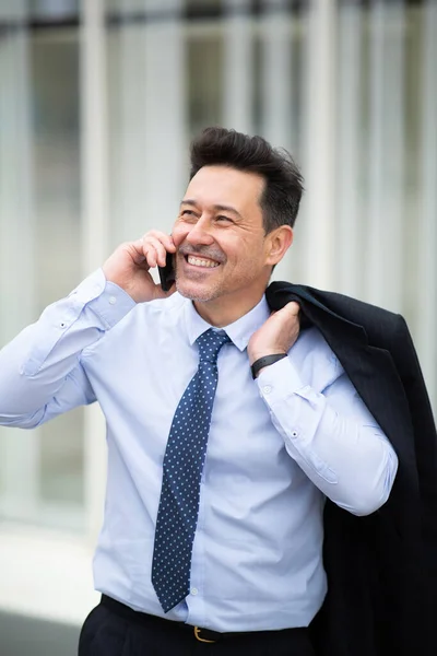 Portret Uśmiechniętego Starszego Biznesmena Wychodzącego Zewnątrz Rozmawiającego Przez Telefon Komórkowy — Zdjęcie stockowe