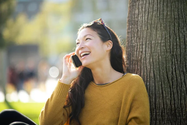 Портрет Счастливой Молодой Азиатки Отдыхающей Дереве Разговаривающей Мобильному Телефону Улице — стоковое фото