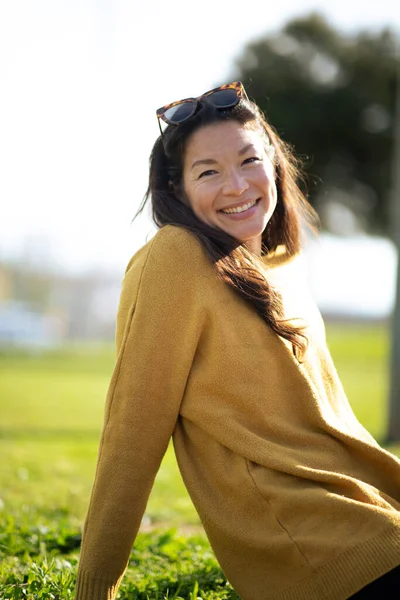Portret Pięknej Młodej Azjatki Siedzącej Zewnątrz Uśmiechającej Się — Zdjęcie stockowe