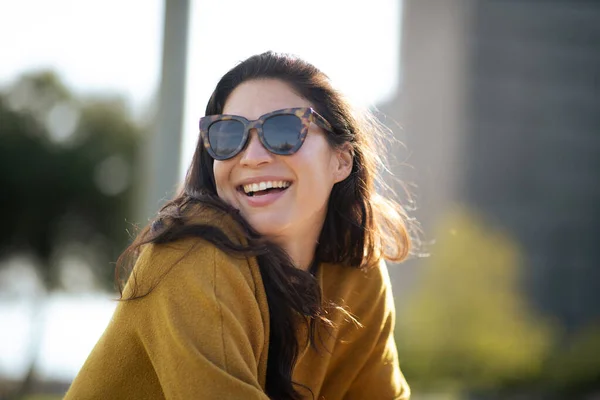Primer Plano Retrato Hermosa Joven Asiática Mujer Con Gafas Sol — Foto de Stock