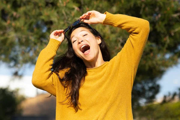 Портрет Збудженої Молодої Китайки Стоїть Надворі Дивлячись Камеру Сміючись — стокове фото