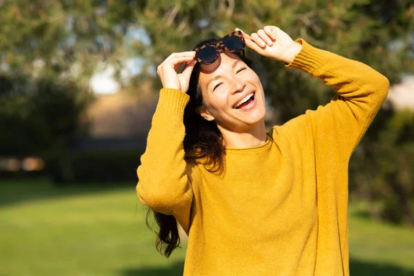 Retrato Mujer Asiática Despreocupada Con Gafas Sol Mirando Emocionada Fuera —  Fotos de Stock