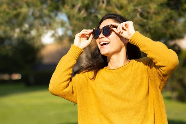 迷人的亚洲女人的画像 戴着太阳镜向外看 在外面笑 — 图库照片