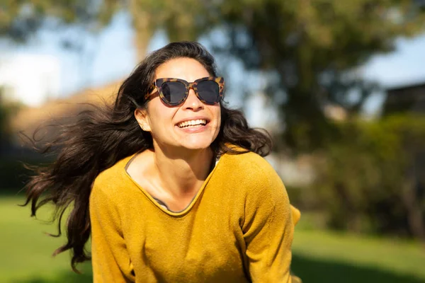 Close Portret Pięknej Azjatyckiej Modelki Okularach Przeciwsłonecznych Odwracając Wzrok Uśmiechając — Zdjęcie stockowe