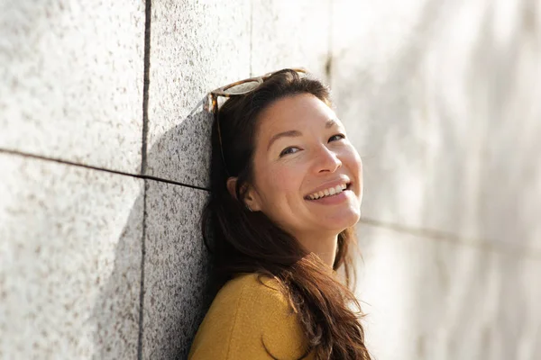 Nahaufnahme Porträt Einer Schönen Asiatischen Frau Die Sich Die Wand — Stockfoto