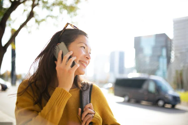 Портрет Улыбающейся Молодой Азиатки Разговаривающей Мобильному Телефону Время Прогулки Городу — стоковое фото