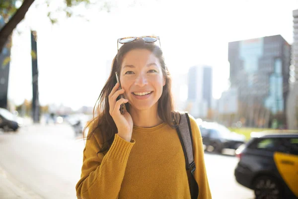 Retrato Mujer Asiática Bastante Joven Hablando Teléfono Móvil Mirando Cámara —  Fotos de Stock