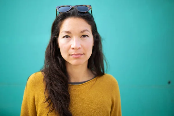 Close Portret Van Jonge Aziatische Vrouw Staren Naar Camera Met — Stockfoto