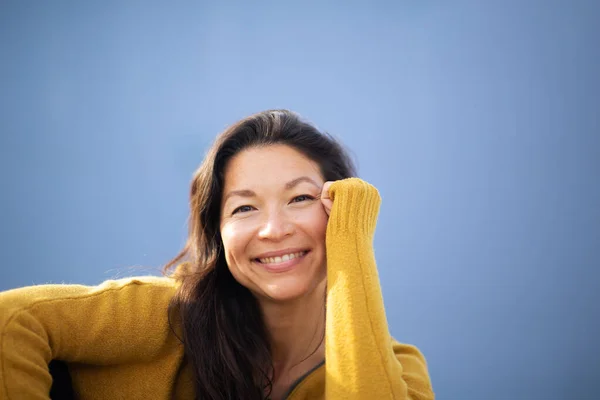 Close Portret Atrakcyjnej Azjatyckiej Kobiety Siedzi Zewnątrz Patrząc Obiektyw Uśmiechając — Zdjęcie stockowe