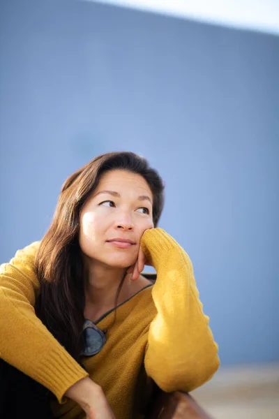 Retrato Una Joven Asiática Sentada Afuera Con Expresión Gruñona Cara — Foto de Stock