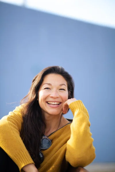 Dışarıda Oturmuş Kameraya Bakıp Gülümseyen Asyalı Güzel Bir Kadının Portresi — Stok fotoğraf