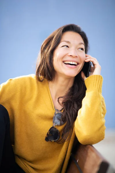 Porträtt Attraktiv Ung Asiatisk Kvinna Sitter Bänken Och Talar Mobiltelefon — Stockfoto