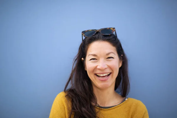 Close Portret Szczęśliwej Młodej Azjatyckiej Kobiety Uśmiechającej Się Niebieskiej Ściany — Zdjęcie stockowe