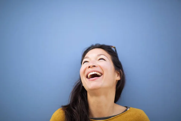 Крупный План Портрета Веселой Молодой Азиатской Женщины Смотрящей Сторону Смеющейся — стоковое фото