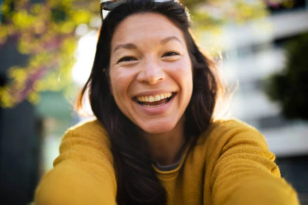 Selfie Portret Śmiejącej Się Młodej Azjatyckiej Kobiety Stojącej Zewnątrz Mieście — Zdjęcie stockowe