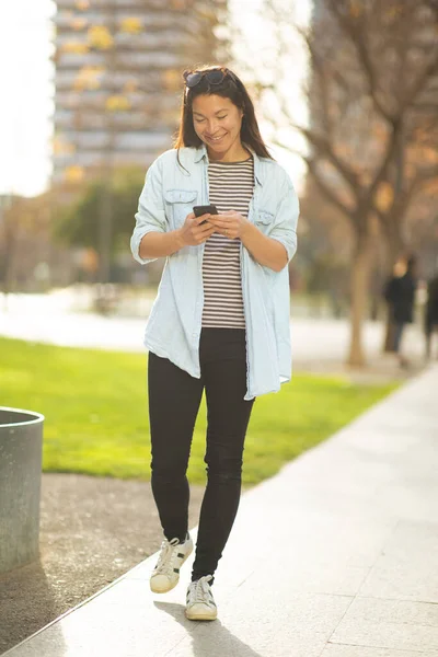 Полный Портрет Счастливой Китаянки Смотрящей Свой Мобильный Телефон Гуляющей Городу — стоковое фото
