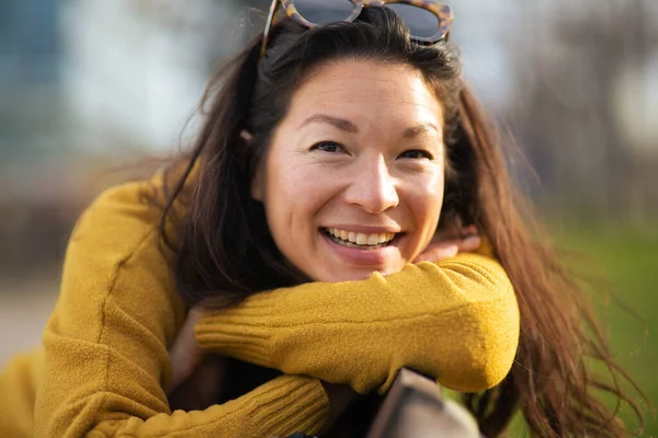 Primer Plano Retrato Sonriente Asiático Mujer Sentado Fuera — Foto de Stock