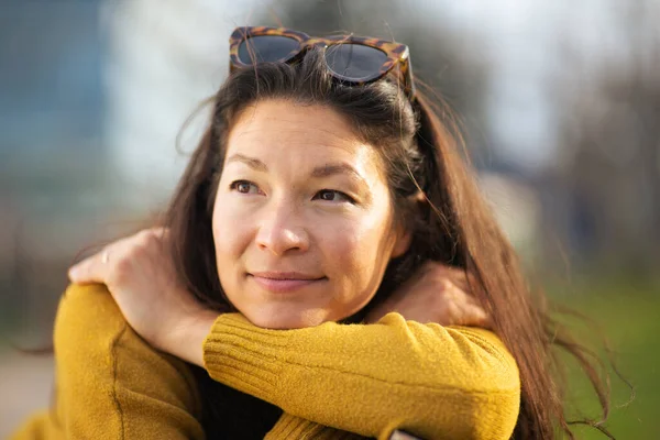 Nahaufnahme Porträt Der Schönen Asiatischen Frau Die Draußen Sitzt Und — Stockfoto