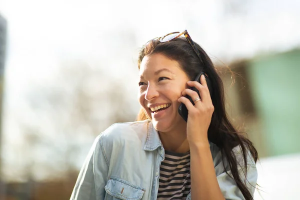 Närbild Porträtt Glad Ung Asiatisk Kvinna Som Använder Mobiltelefon Utanför — Stockfoto
