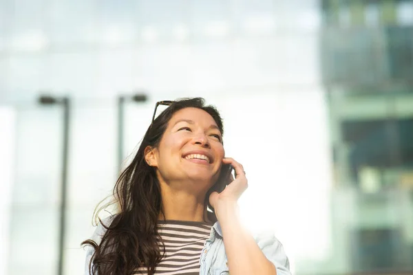 Porträtt Glada Unga Asiatiska Kvinna Talar Mobiltelefon Promenader Utanför Staden — Stockfoto