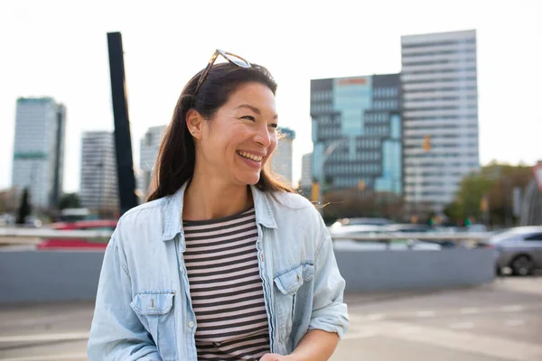Retrato Mujer Asiática Sonriente Mirando Hacia Otro Lado Caminando Afuera —  Fotos de Stock