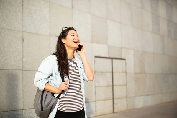 街の外に立って携帯電話で話すスタイリッシュなアジアの女性の肖像画 — ストック写真