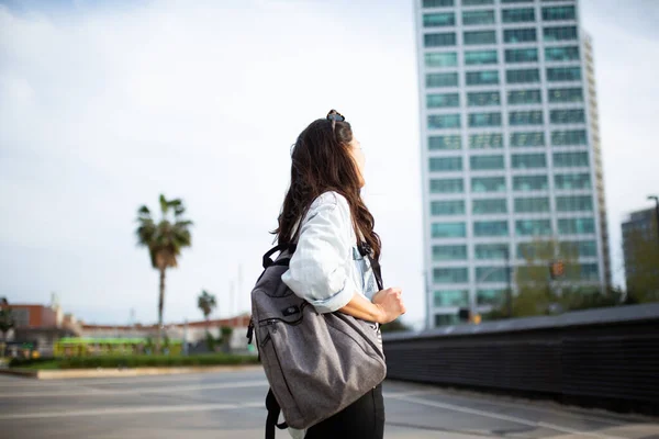 Retrato Vista Lateral Mujer Con Bolso Caminando Fuera Ciudad —  Fotos de Stock