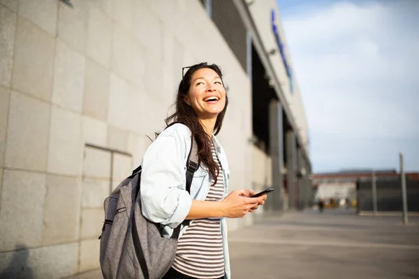 Πορτρέτο Της Χαρούμενης Νεαρής Ασιάτισσας Κινητό Τηλέφωνο Στέκεται Στην Πόλη — Φωτογραφία Αρχείου