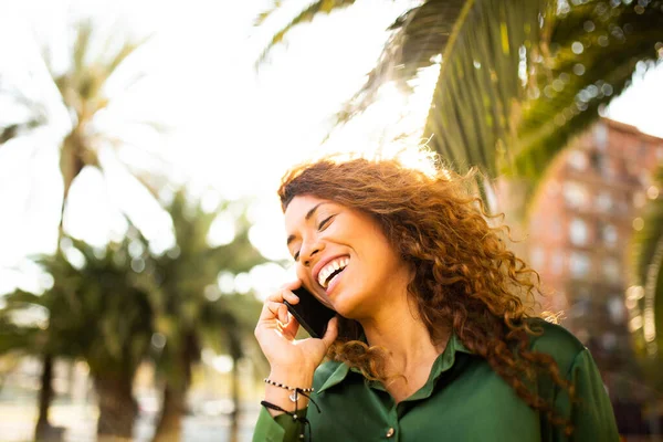 Κοντινό Πορτρέτο Της Χαρούμενης Νεαρής Γυναίκας Που Κάνει Ένα Τηλεφώνημα — Φωτογραφία Αρχείου
