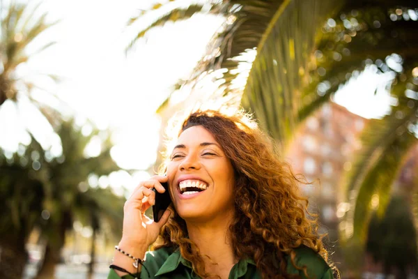 Detailní Portrét Rozesmáté Mladé Latinské Ženy Mluvící Venku Mobilu Městě — Stock fotografie