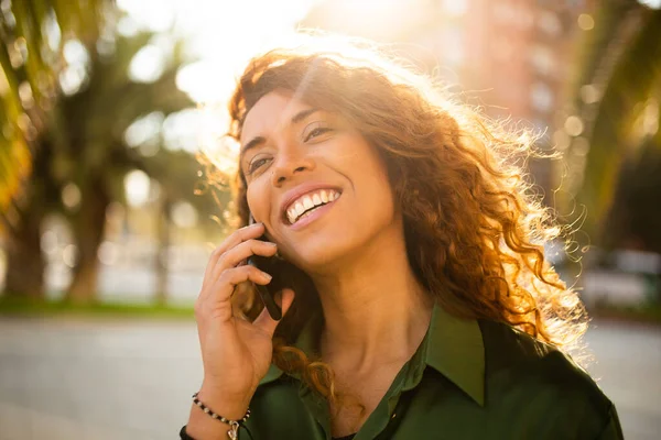 Retrato Cerca Una Mujer Hispana Sonriente Hablando Con Teléfono Móvil — Foto de Stock