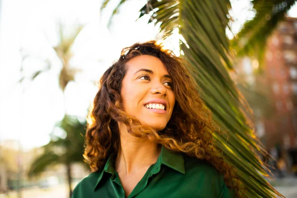 Крупним Планом Портрет Красивої Молодої Латиноамериканки Дивиться Вбік Посміхається Надворі — стокове фото