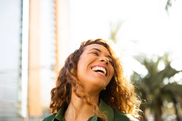 Närbild Porträtt Glad Ung Kvinna Tittar Bort Och Skrattar Utanför — Stockfoto