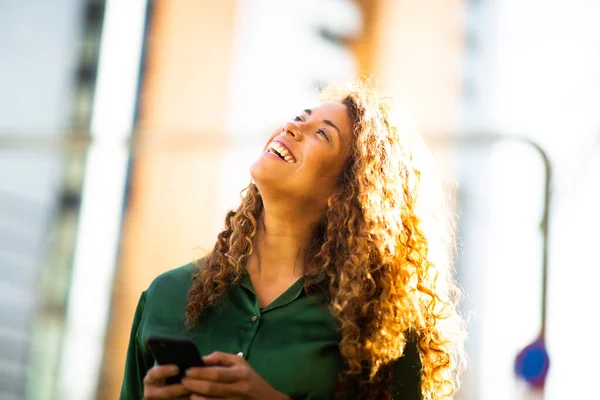 Detail Portrét Bezstarostné Mladé Latinské Ženy Mobilním Telefonem Vzhlíží Směje — Stock fotografie