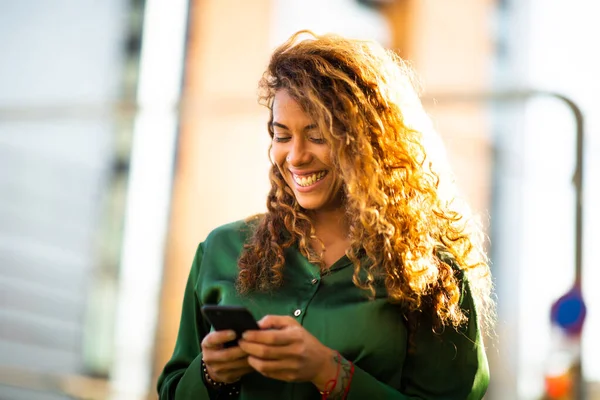 Närbild Porträtt Glada Unga Latinska Kvinna Sms Mobiltelefon Utanför Staden — Stockfoto
