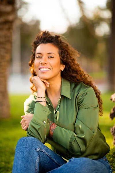 Portrét Atraktivní Mladé Latinky Sedící Venku Usmívající Rukou Bradě — Stock fotografie