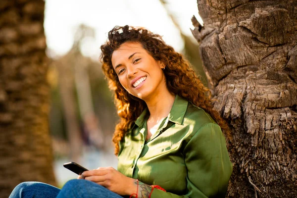 Portret Van Mooie Jonge Spaanse Vrouw Met Mobiele Telefoon Leunend — Stockfoto