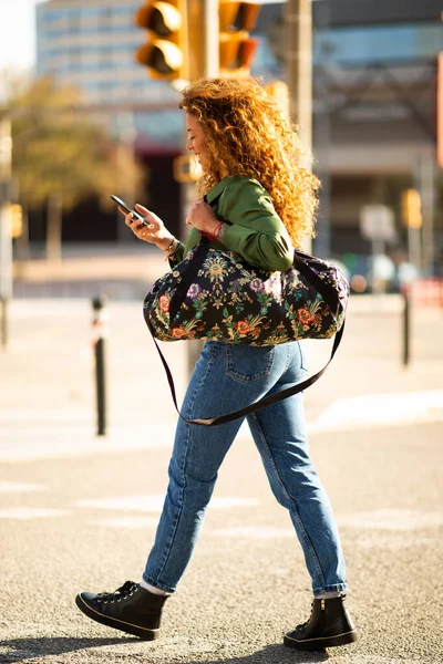 Full Length Side Portrait Young Travelling Woman Walking Bag Reading — Stockfoto
