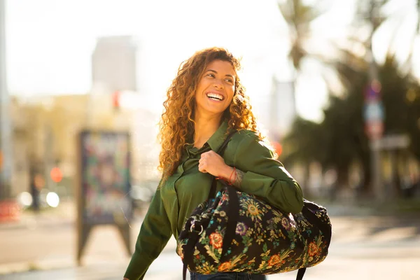 バッグを持って街の外を歩く美しい若い女性の肖像画 — ストック写真