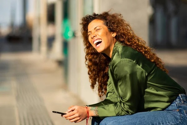 Portrét Veselé Mladé Ženy Telefonem Čeká Veřejnou Dopravu Městě — Stock fotografie