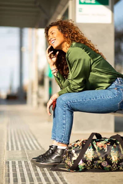 Portrait Beautiful Young Woman Traveller Talking Cellphone While Waiting Public — Stock Photo, Image
