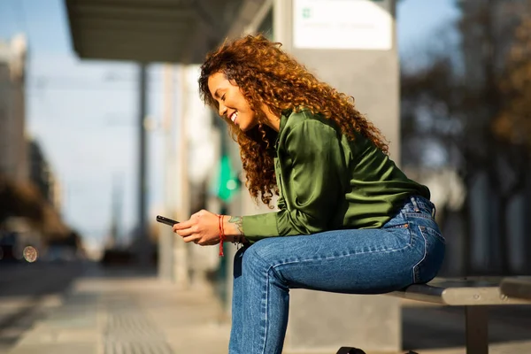Побочный Портрет Привлекательной Молодой Женщины Переписывающейся Телефону Ожидании Общественного Транспорта — стоковое фото