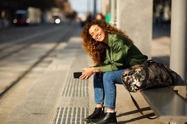 Porträtt Attraktiv Ung Kvinnlig Resenär Med Telefon Väntar Spårvagnsstationen Staden — Stockfoto