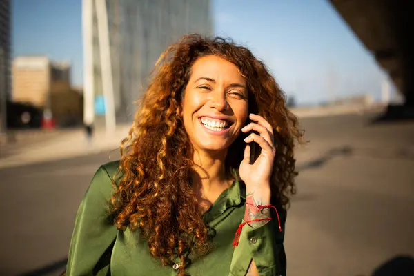 Close Portret Uśmiechniętej Młodej Kobiety Rozmawiającej Przez Telefon Komórkowy Świeżym — Zdjęcie stockowe