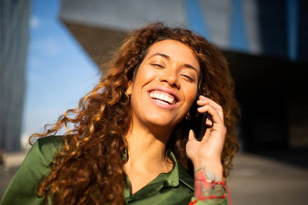 Närbild Porträtt Glada Unga Latinska Kvinna Talar Mobiltelefon Utanför Staden — Stockfoto