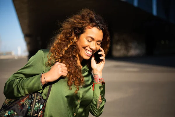 Portret Uśmiechniętej Mieszanej Kobiety Rasy Rozmawiającej Przez Telefon Komórkowy Świeżym — Zdjęcie stockowe